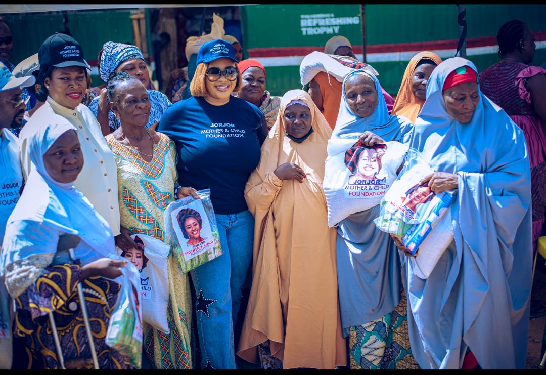 Volunteers distributing food to the needy